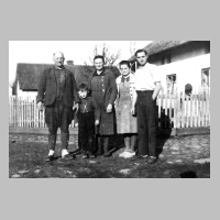 116-0044 Hans und Anna Bessel mit den Kindern Annemarie, Werner und Rudi im Jahre 1942 neben dem Wohn-haus. Im Hintergrund das Insthaus von Bessel.jpg